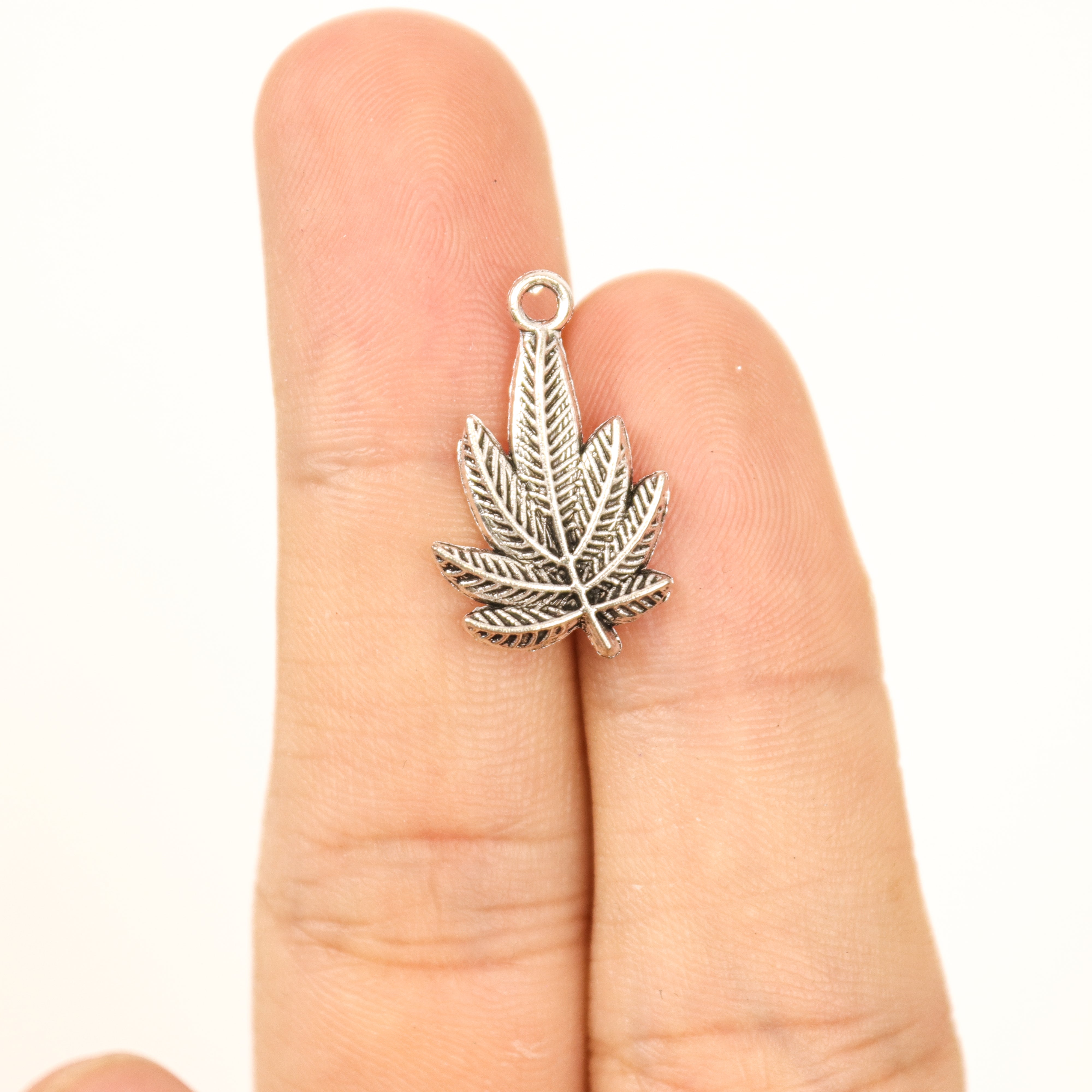 $1.50 "Mary Jane" Leaves Alloy Charm Pack (5 Charms)