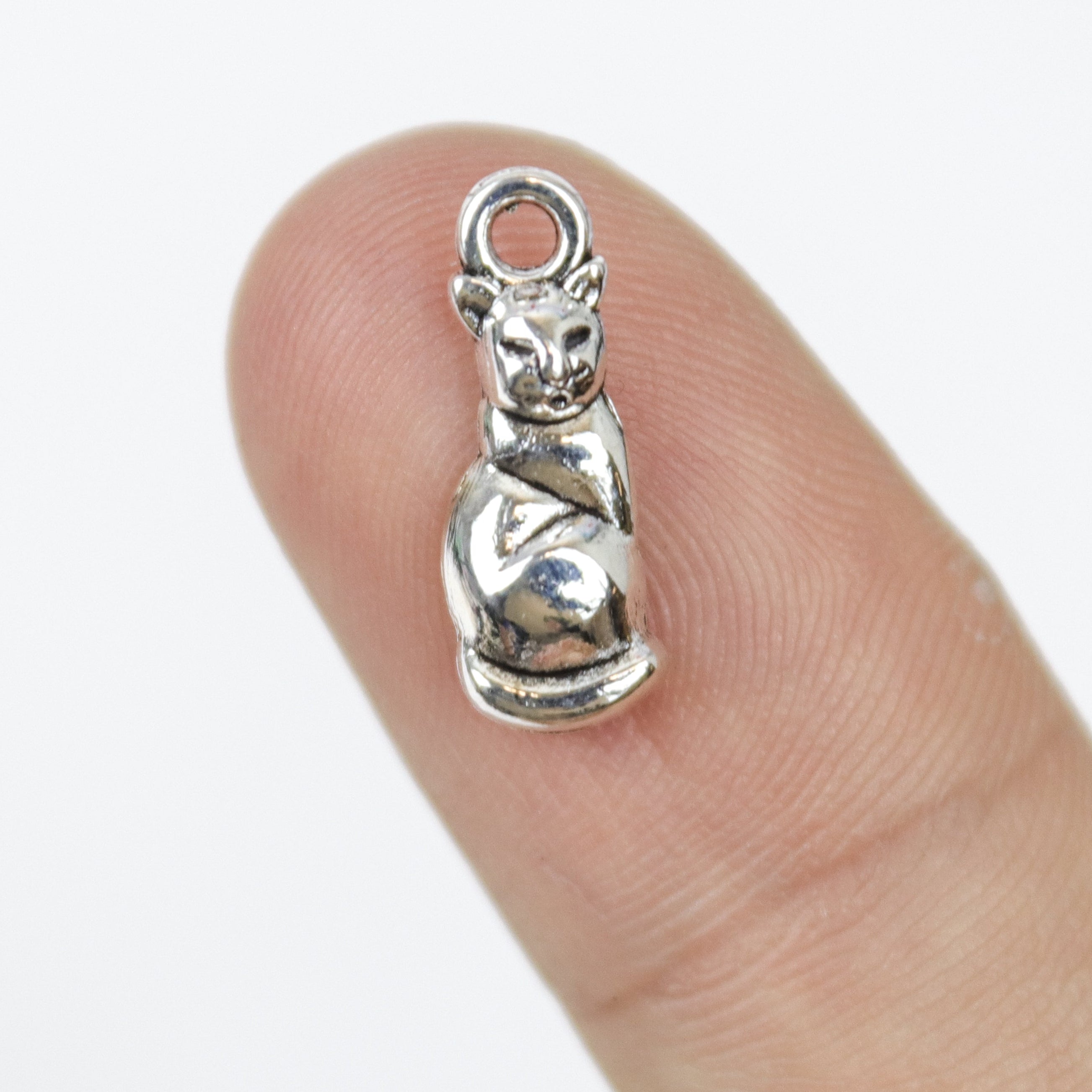 $1.50 Tiny Sitting Cat Alloy Charm Pack (5 Charms)