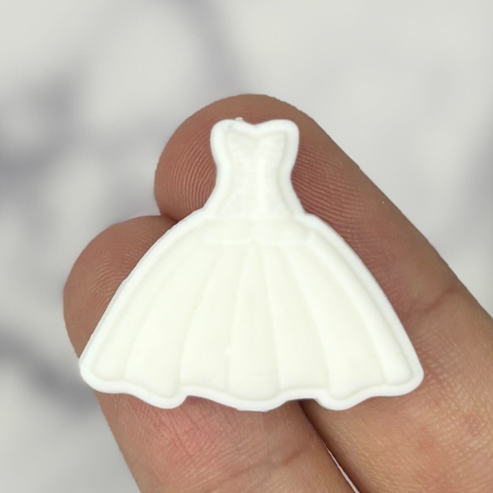 20mm White wedding dress silicone bead E275