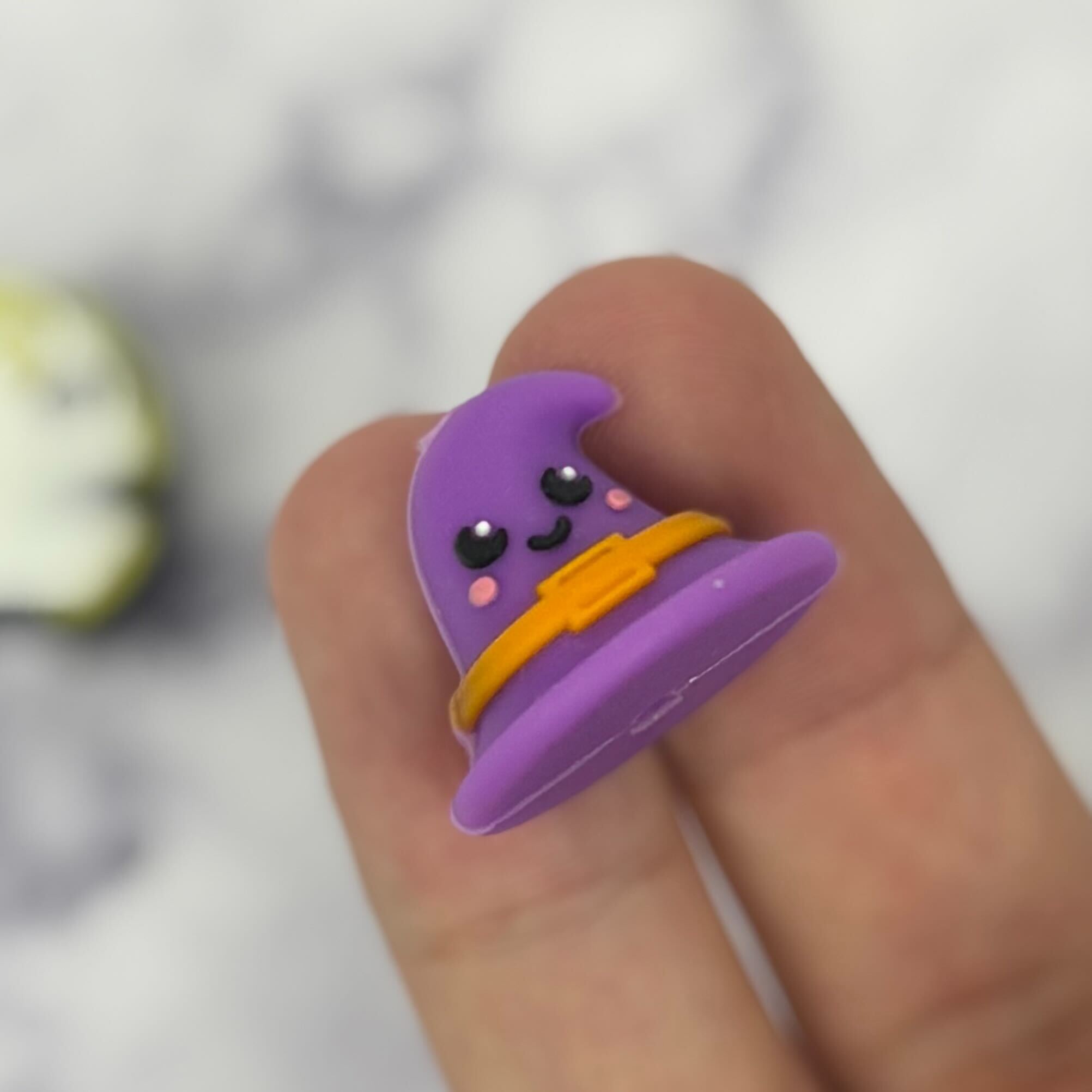 20mm purple hat with face Silicone Bead D275